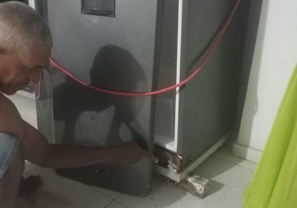 Latonería y pintura de nevera Whirlpool Cartagena